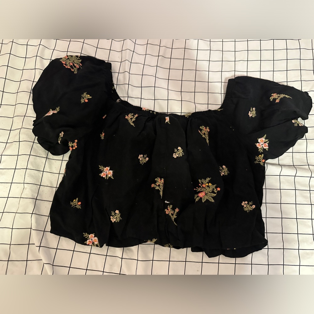 American Eagle Cropped Embroidered Floral Tee